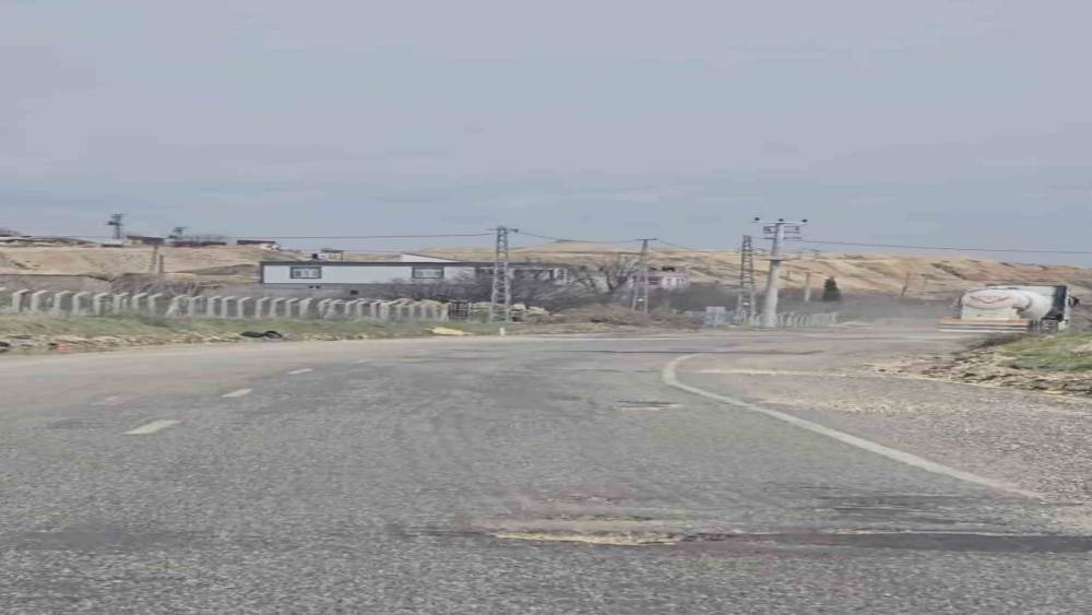 Yolda oluşan &ccedil;ukurlar s&uuml;r&uuml;c&uuml;lere zor anlar yaşattı
