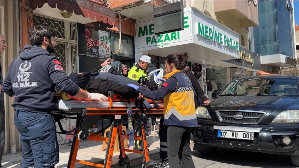 Geri manevra sırasında kaldırımda oturan yaşlı kadına &ccedil;arpan s&uuml;r&uuml;c&uuml;ye &rsquo;neden &ccedil;arptın&rsquo; sitemi
