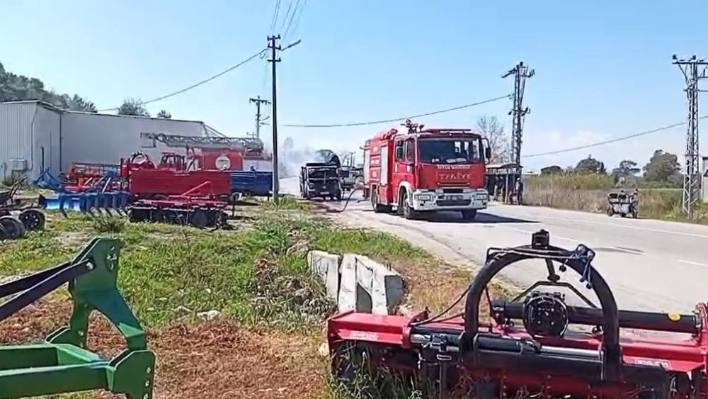 Karton y&uuml;kl&uuml; kamyonet seyir halindeyken yandı
