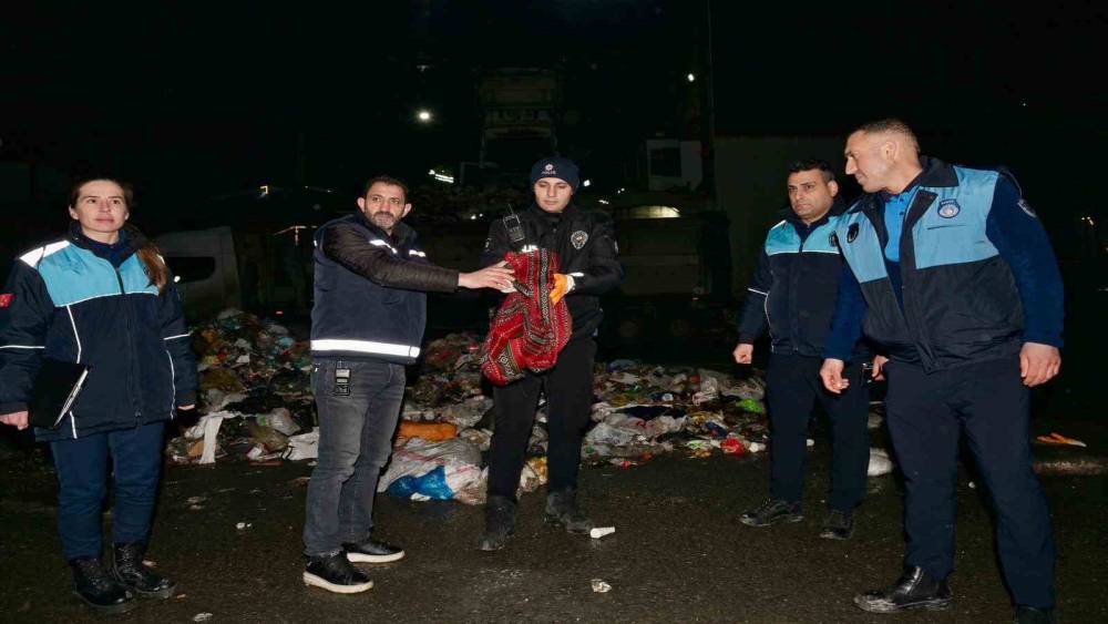 Esenyurt&rsquo;ta &ccedil;&ouml;pten servet &ccedil;ıktı: 1 milyon 200 bin TL&rsquo;lik altın sahibine teslim edildi
