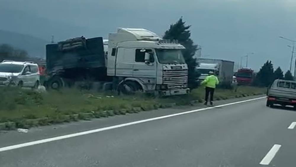 Manisa&rsquo;da tır ile kamyon &ccedil;arpıştı: 2 s&uuml;r&uuml;c&uuml; yaralandı
