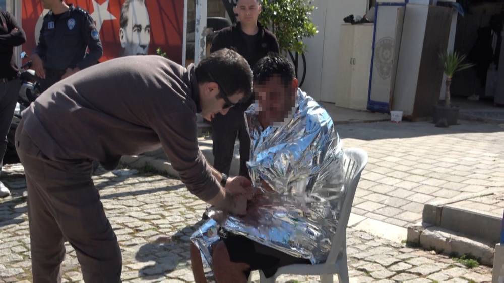 Antalya&rsquo;da denize a&ccedil;ıldığı kano devrildi, suda 3 saat kurtarılmayı beklerken imdadına deniz polisi yetişti
