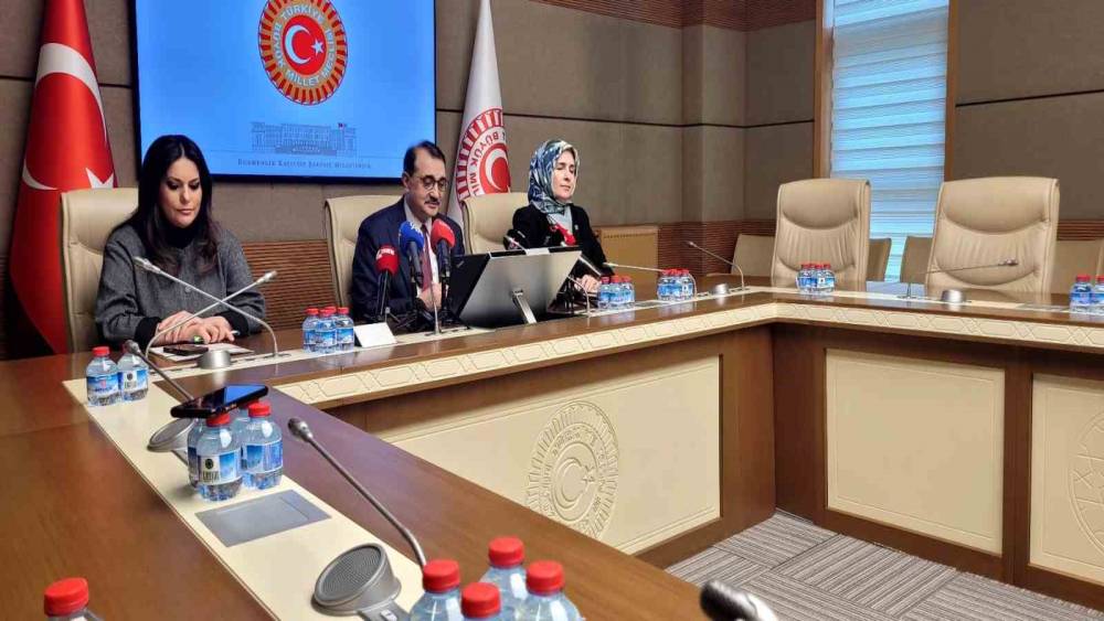 TBMM Yapay Zeka Araştırma Komisyonu Başkanı  D&ouml;nmez: "T&uuml;rkiye, yapay zeka &ccedil;ağında edilgen bir &uuml;lke olmayacaktır"
