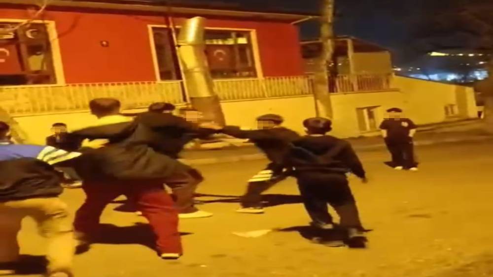 &Ouml;n&uuml; kesilen &ccedil;ocuk yaşıtları tarafından darp edildi
