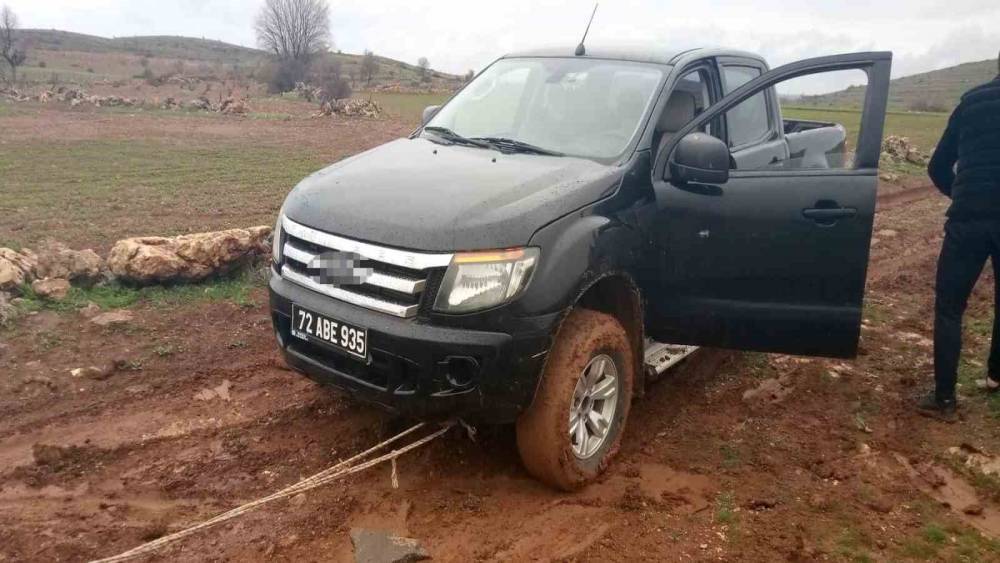 Gerc&uuml;ş&rsquo;te &ccedil;amura saplanan aracın imdadına &Ouml;zel İdare ekipleri yetişti
