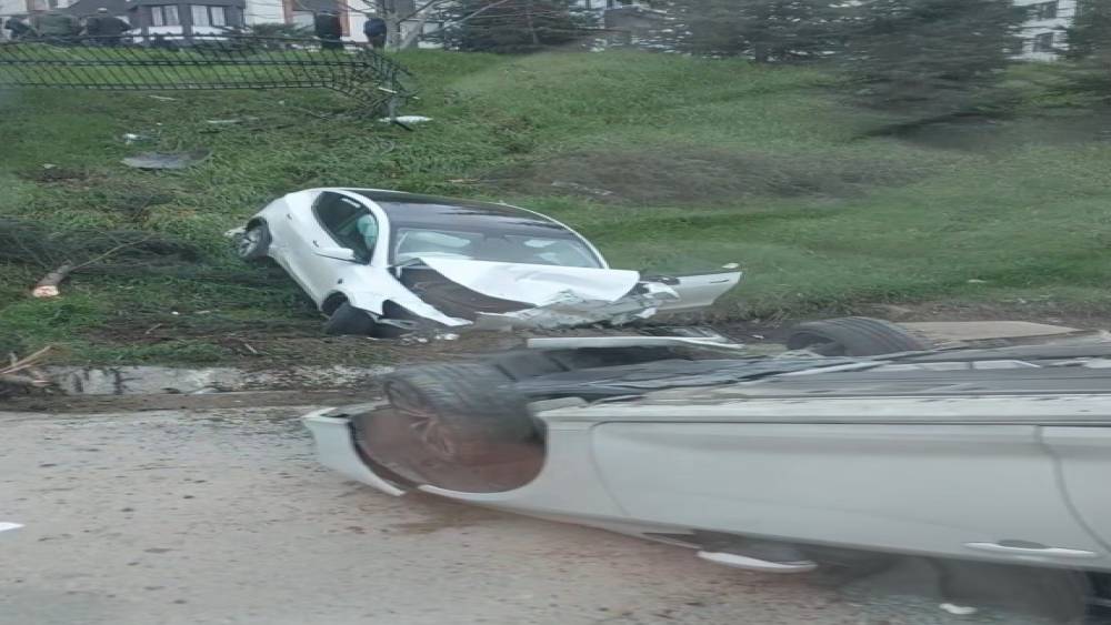 Kontrolden &ccedil;ıkan elektrikli ara&ccedil; otoparkı savaş alanına &ccedil;evirdi
