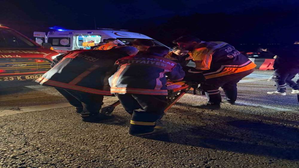 Kaza yapan otomobil ters d&ouml;nd&uuml;: 7 yaralı
