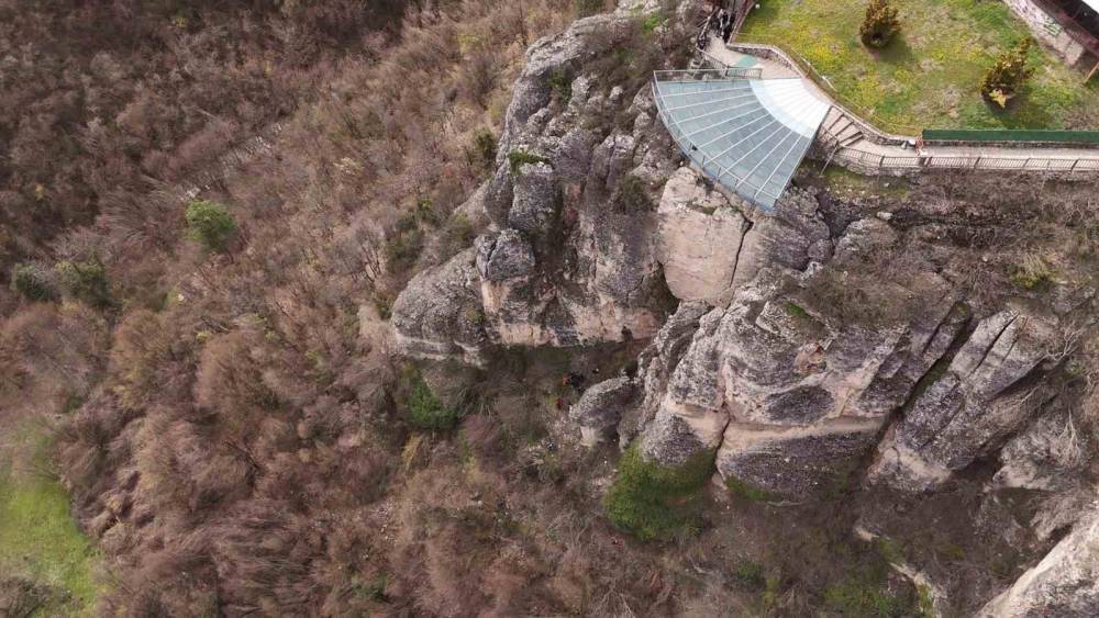 Gen&ccedil; kız 80 metre y&uuml;ksekliğindeki cam terastan kendini boşluğa bıraktı

