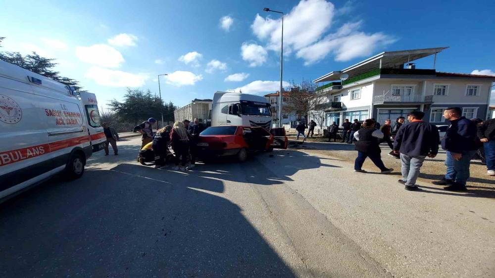 Isparta&rsquo;da iki otomobil &ccedil;arpıştı: 4 yaralı
