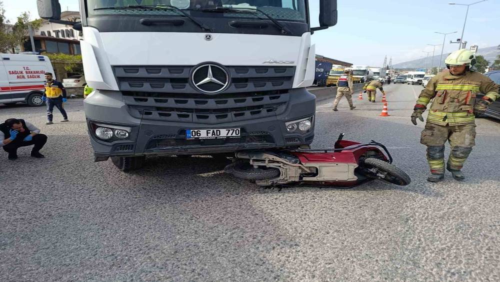 Kamyonun altında kalarak ezilen motosikletin s&uuml;r&uuml;c&uuml;s&uuml; hayatını kaybetti
