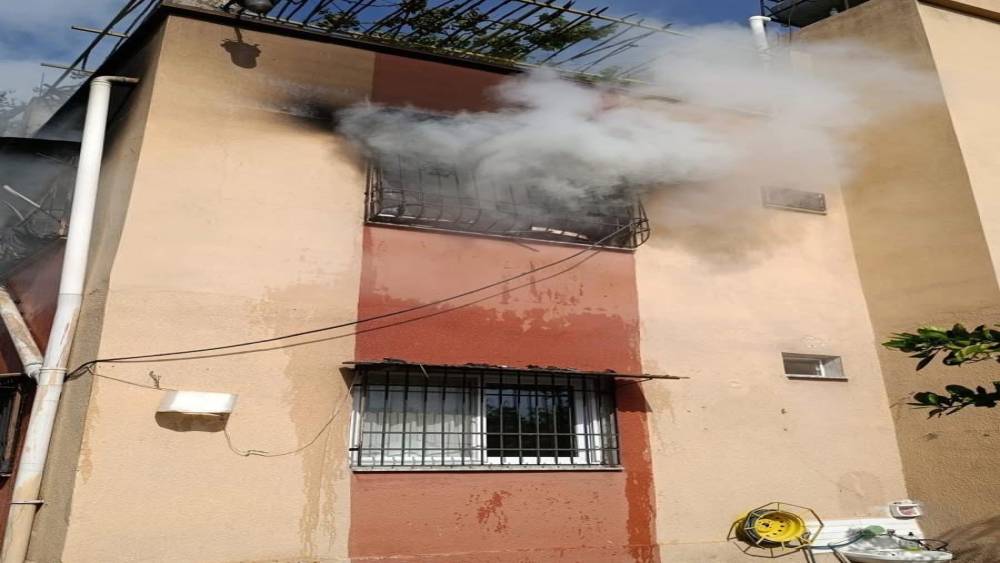 D&ouml;rtyol&rsquo;da apartman dairesi alevlere teslim oldu
