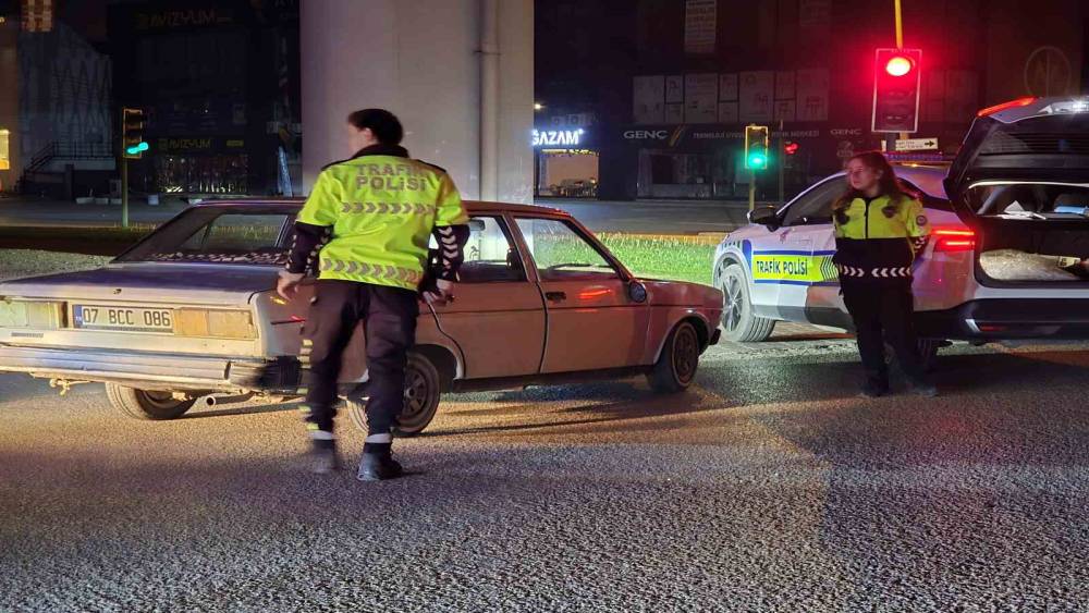 Polisten ka&ccedil;an alkoll&uuml; s&uuml;r&uuml;c&uuml;ye 400 bin TL ceza
