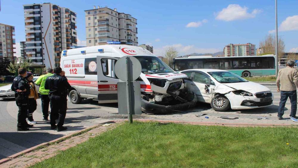 Hasta taşıyan ambulansla otomobil &ccedil;arpıştı: 2 yaralı
