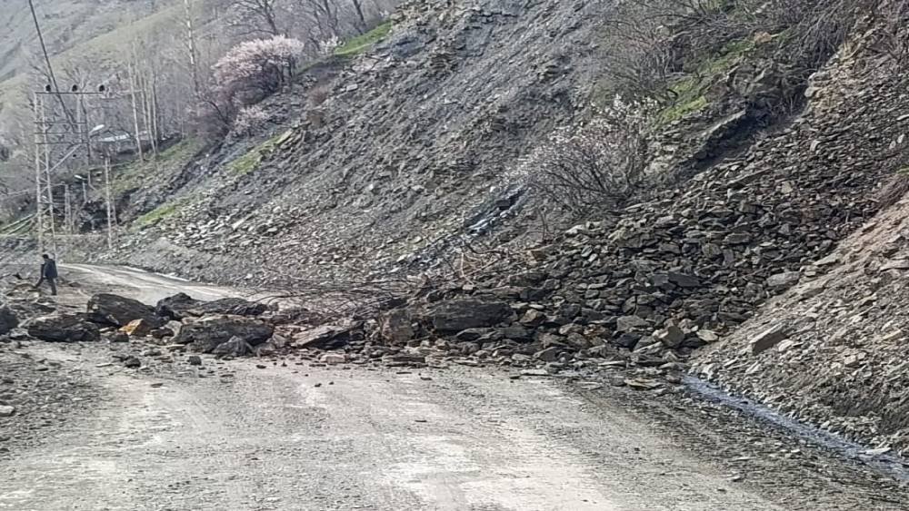 Bah&ccedil;esaray&rsquo;da mahalle yolunda heyelan
