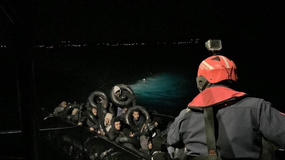 &Ccedil;eşme a&ccedil;ıklarında 31 d&uuml;zensiz g&ouml;&ccedil;men yakalandı
