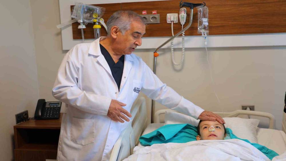 Burun tıkanıklığı ve işitme kaybı şikayetiyle gitti, ameliyatta dev bir polip &ccedil;ıkartıldı
