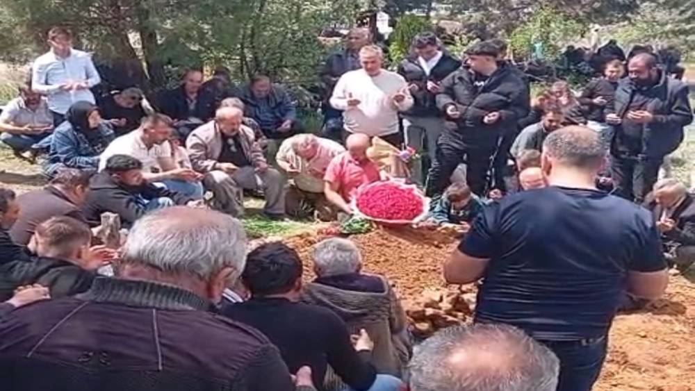 Gelin &ccedil;i&ccedil;eği, damadın mezarına konuldu
