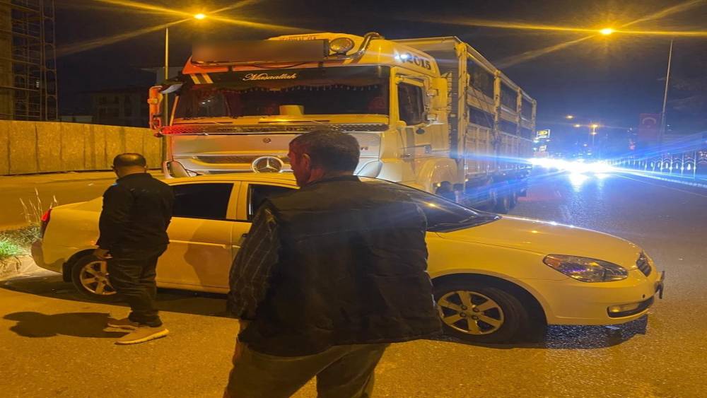 Kamyon otomobili s&uuml;r&uuml;kledi
