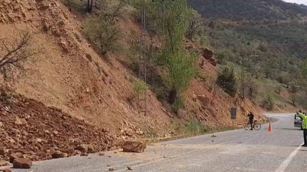 Tunceli&rsquo;de yama&ccedil;tan kopan taş ve toprak k&uuml;tlesi yola d&uuml;şt&uuml;
