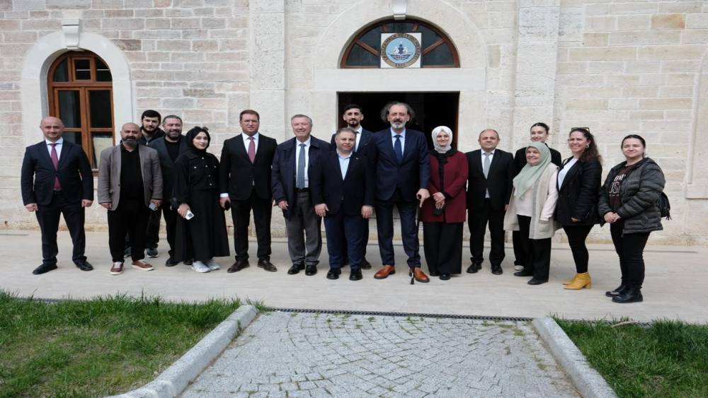 AK Parti İstanbul Milletvekilleri, cuma g&uuml;nleri sahaya inerek vatandaşlarla buluşuyor
