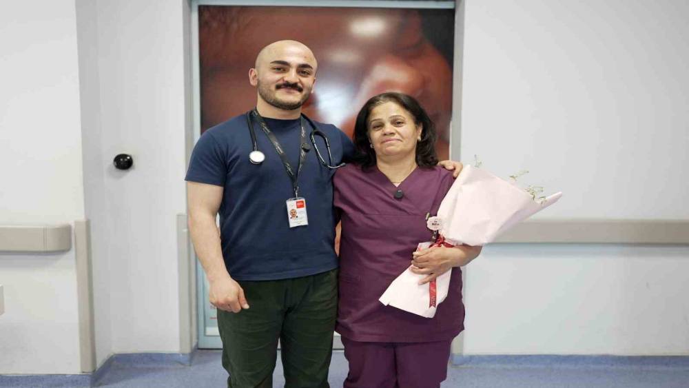 Hekim oğuldan ebe anneye Ebeler Haftası s&uuml;rprizi
