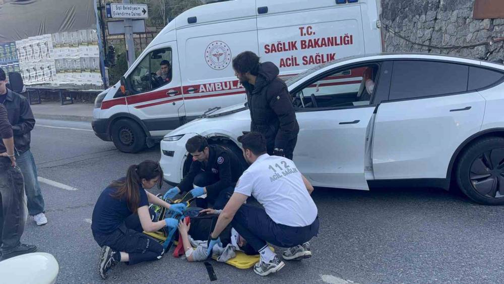Şişli&rsquo;de Tesla marka otomobil ile motosiklet &ccedil;arpıştı: 1 yaralı
