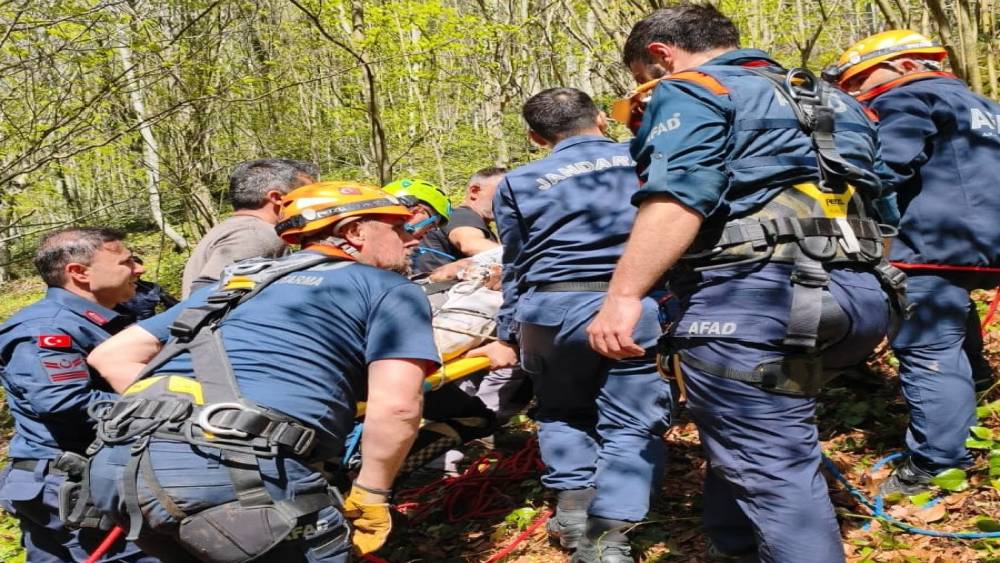 Samsun&rsquo;da kayalıklardan d&uuml;şen şahıs yaralandı
