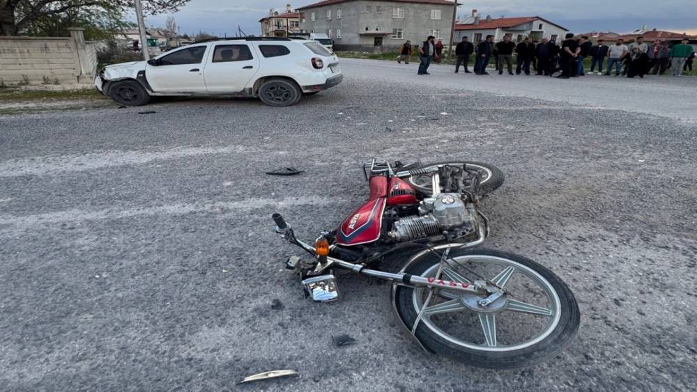 Karapınar&rsquo;da motosiklet ile otomobil &ccedil;arpıştı: 1 yaralı
