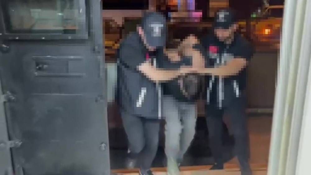 Bah&ccedil;elievler&rsquo;de camiyi temizleyen g&ouml;revliye saldıran şahıs yakalandı
