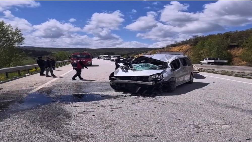 Yozgat&rsquo;ta bariyerlere &ccedil;arpan hafif ticari ara&ccedil;taki 6 kişi yaralandı
