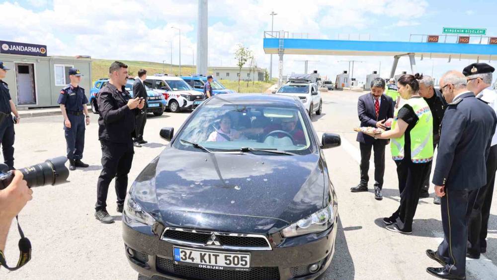 Şehir protokol&uuml;nden karayolunda &ccedil;ikolatalı kutlama

