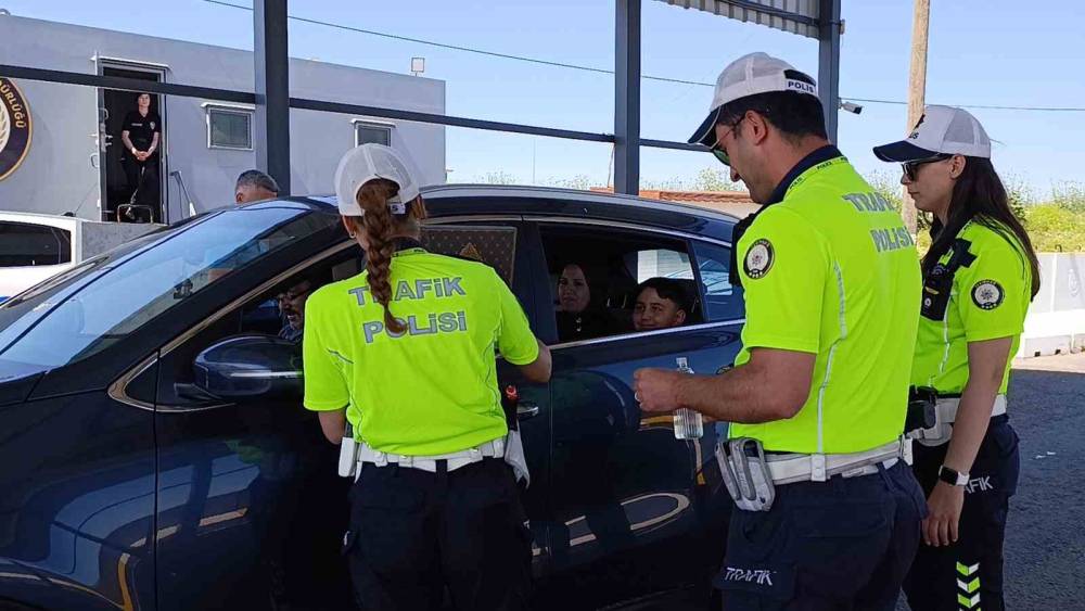 Tekirdağ&rsquo;da bayram trafiğine sıkı denetim: Trafik ekiplerinden &ccedil;ikolata ve kolonya ikramı
