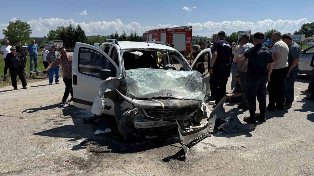 Sakarya&rsquo;da ara&ccedil;ların &ccedil;arpıştığı kazada 3&rsquo;&uuml; &ccedil;ocuk 7 kişi yaralandı

