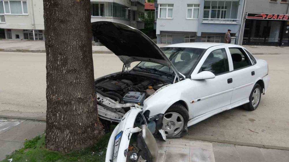 Virajı alamayan otomobil, kaldırımda ağaca &ccedil;arptı
