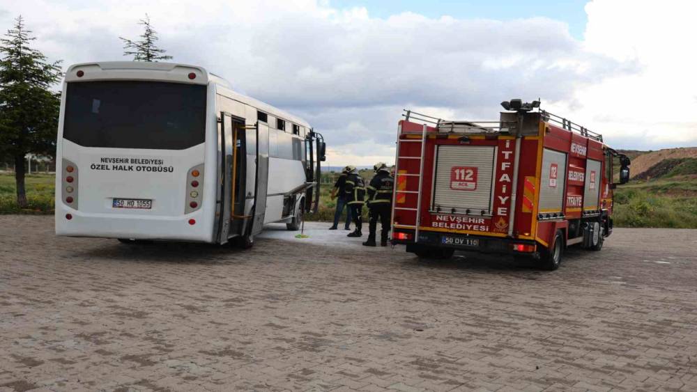 Park halindeki halk otob&uuml;s&uuml; alev aldı
