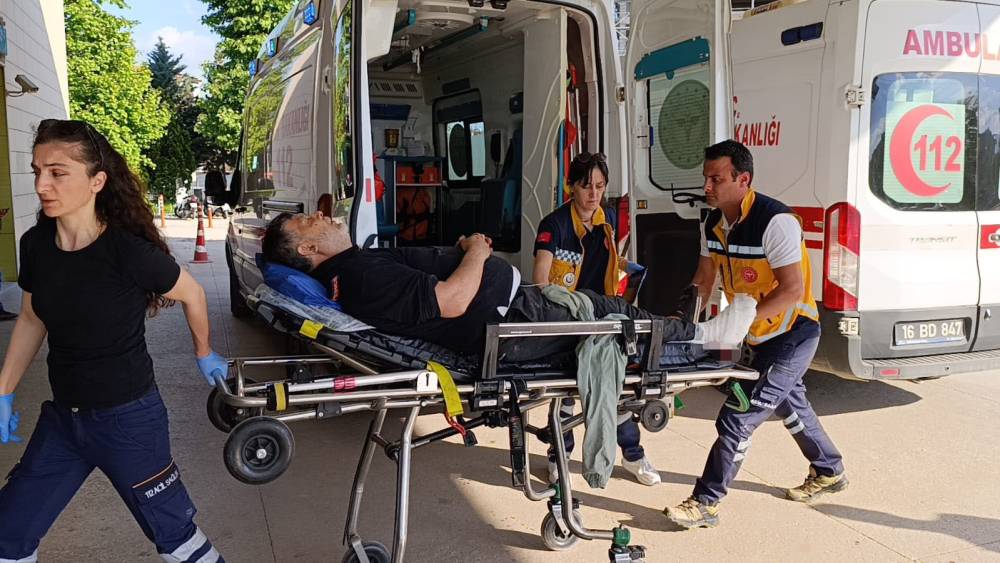 &Uuml;zerine iş makinesi devrilen iş&ccedil;i yaralandı

