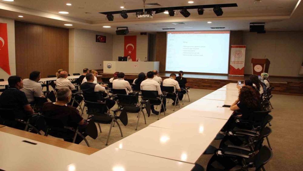 Fethi Sekin Şehir Hastanesi personeline temizlik ve enfeksiyon kontrol&uuml; eğitimi
