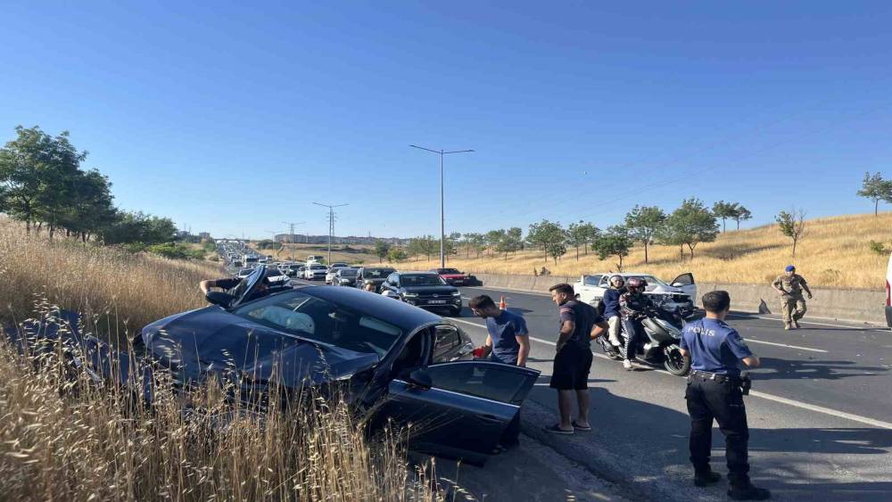 İki ayrı yerde 8 ara&ccedil;lı zincirleme kaza: 3 yaralı
