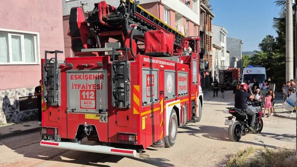 İnşaatta &ccedil;ıkan yangın itfaiyenin m&uuml;dahalesiyle s&ouml;nd&uuml;r&uuml;ld&uuml;
