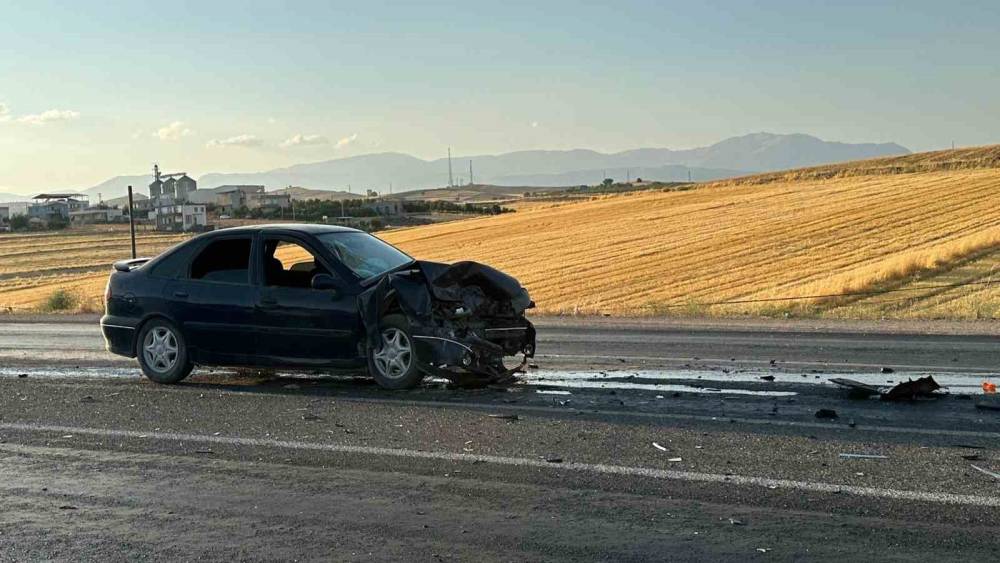 İki otomobilin &ccedil;arpıştığı kazada 4 kişi yaralandı
