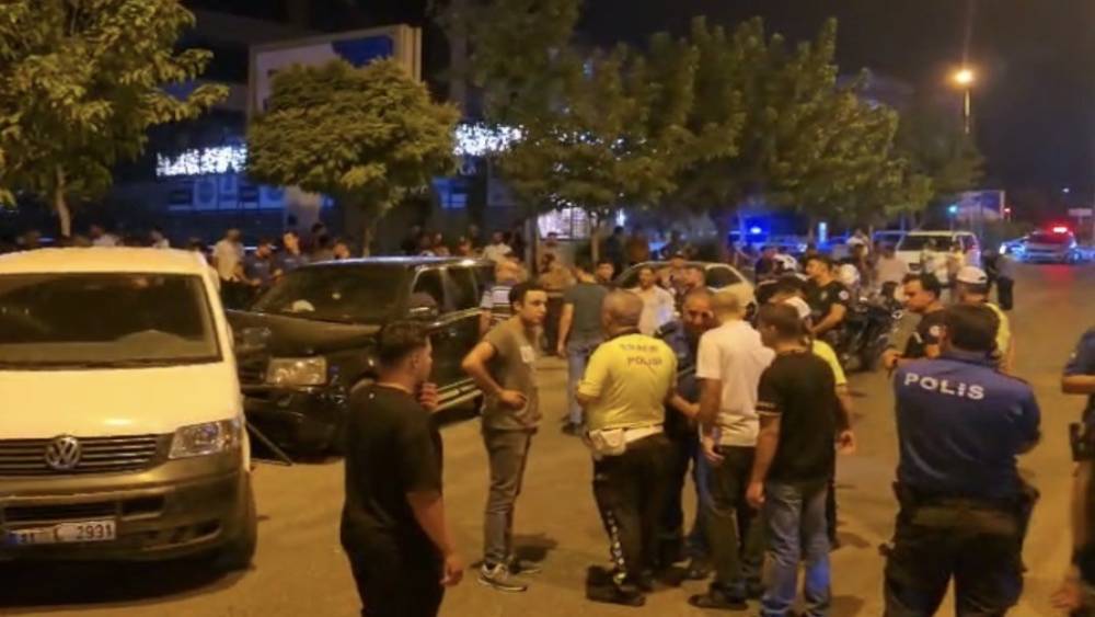 &lsquo;Dur&rsquo; ihtarına uymayarak ka&ccedil;an s&uuml;r&uuml;c&uuml;, park halindeki 4 araca &ccedil;arptı
