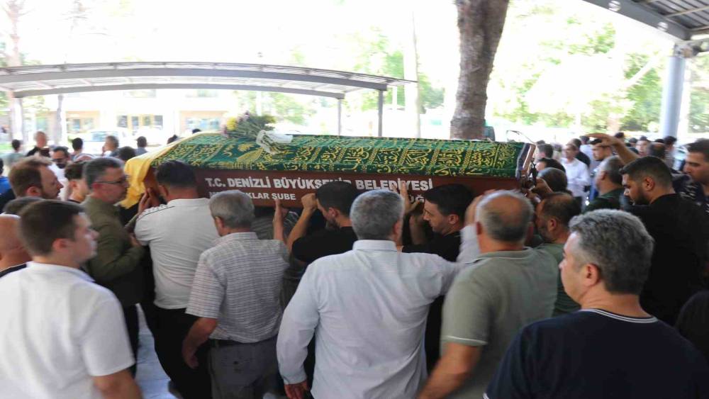 Denizli&rsquo;de otomobilin &ccedil;arptığı kadın son yolculuğuna uğurlandı
