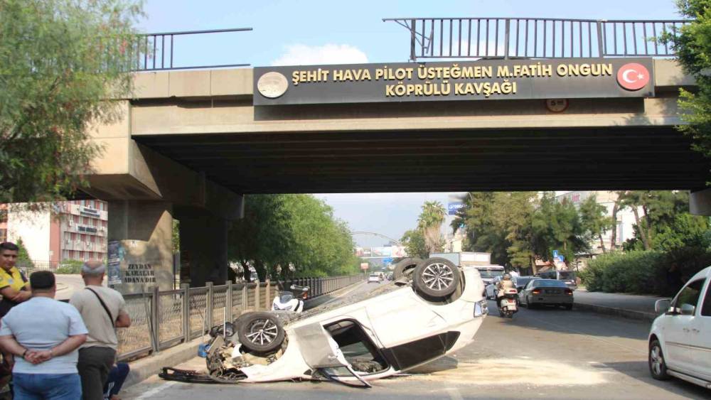 Adana&rsquo;da otomobil k&ouml;pr&uuml;den yola d&uuml;şt&uuml;: 1 yaralı
