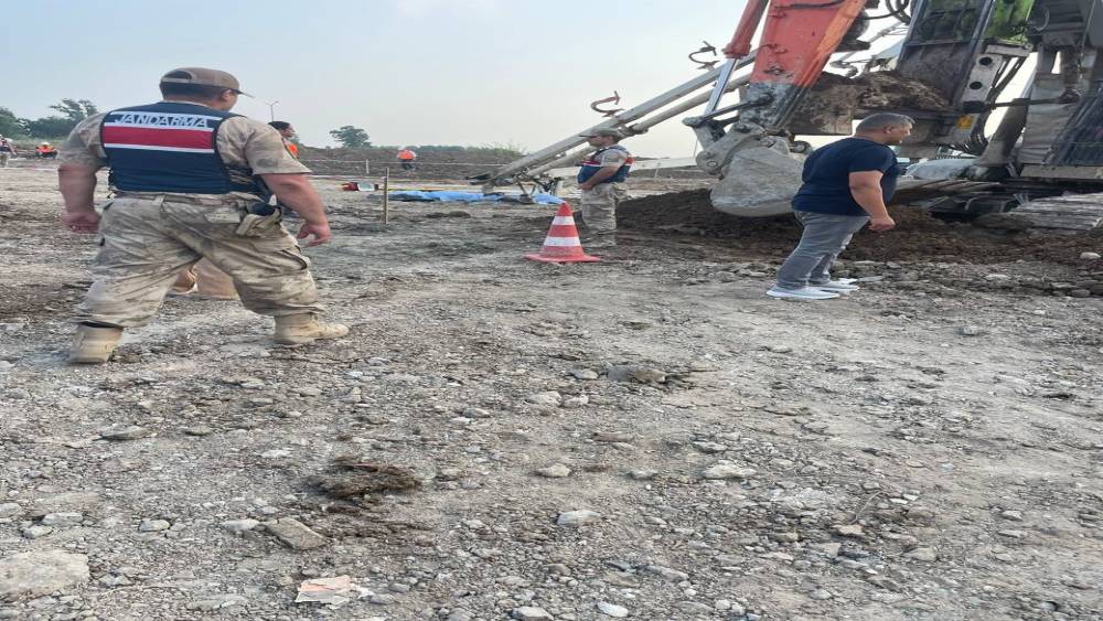 Beton pompası &uuml;zerine d&uuml;şen iş&ccedil;i &ouml;ld&uuml;
