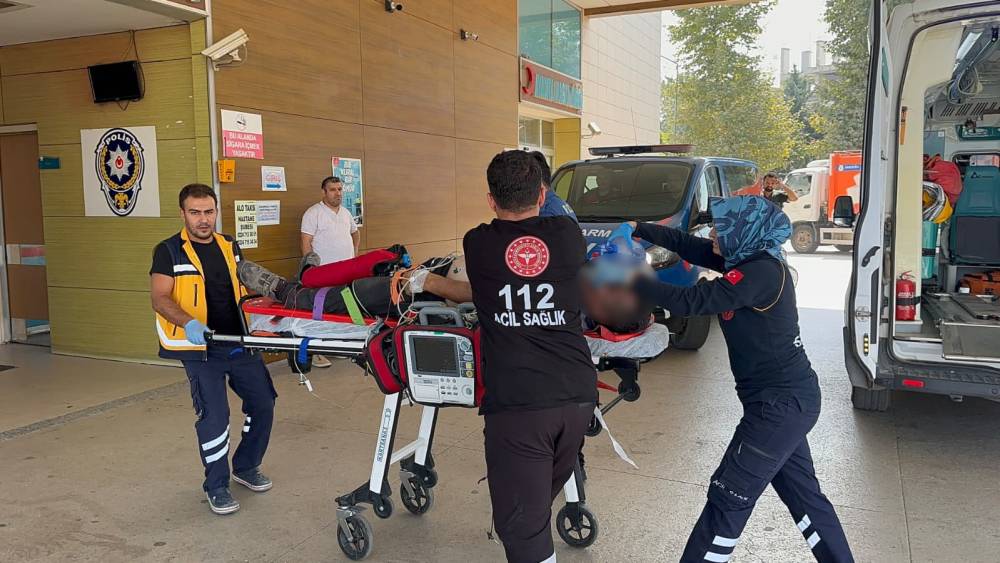 Duran kamyona &ccedil;arpan kamyonet s&uuml;r&uuml;c&uuml;s&uuml; ağır yaralandı
