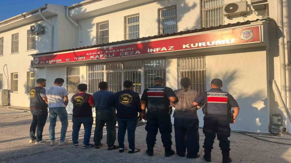 Alaşehir&rsquo;de 21 adrese eş zamanlı uyuşturucu operasyonu
