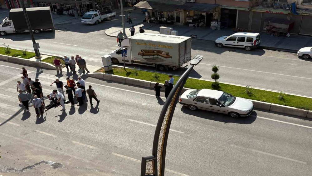 Yaya ge&ccedil;idinde otomobilin &ccedil;arptığı yaşlı adam yaralandı
