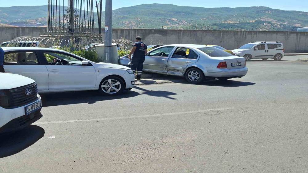 Bing&ouml;l&rsquo;de iki otomobil &ccedil;arpıştı: 1 yaralı
