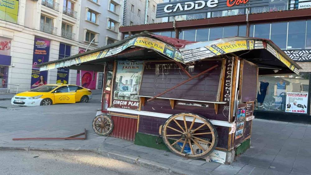 Tarihi b&uuml;fe otob&uuml;s &ccedil;arpmasıyla hasar g&ouml;rd&uuml;
