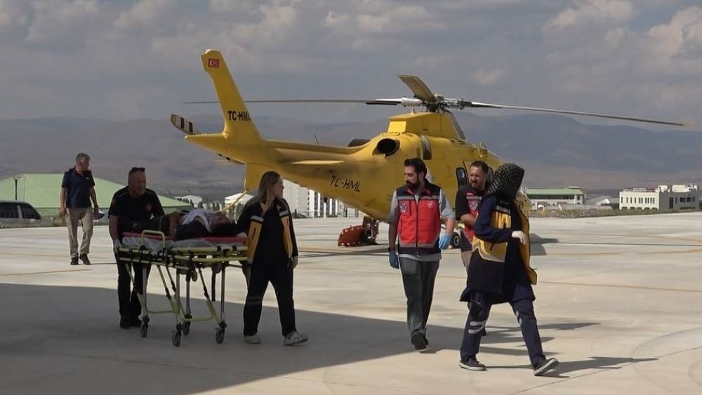 Ambulans helikopter trakt&ouml;r altında kalan gen&ccedil; i&ccedil;in havalandı
